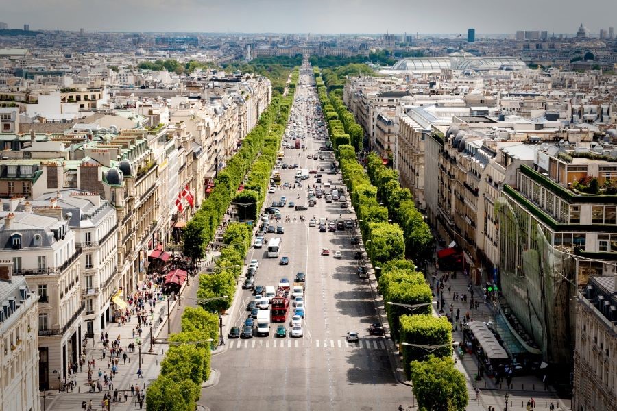 Champs-Elysees nổi tiếng là đại lộ lớn nhất tại nước Pháp