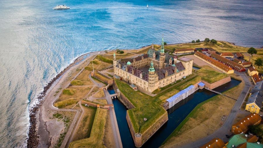 Lâu Đài Kronborg nổi tiếng tại Đan Mạch nhìn từ trên cao