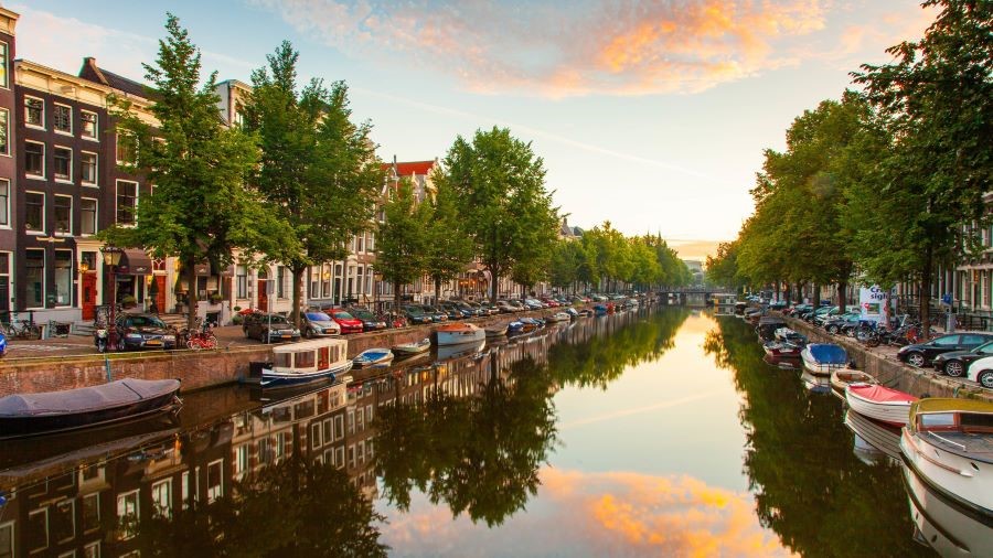 Thành phố Amsterdam có diện tích bề mặt nước của tất cả các kênh, rạch và sông chiếm khoảng ¼ tổng diện tích