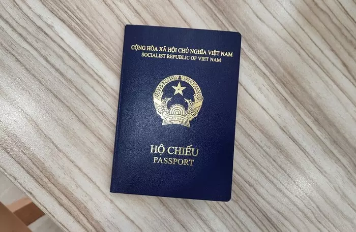 Hộ chiếu cung cấp thông tin nhận dạng và quốc tịch của người đi